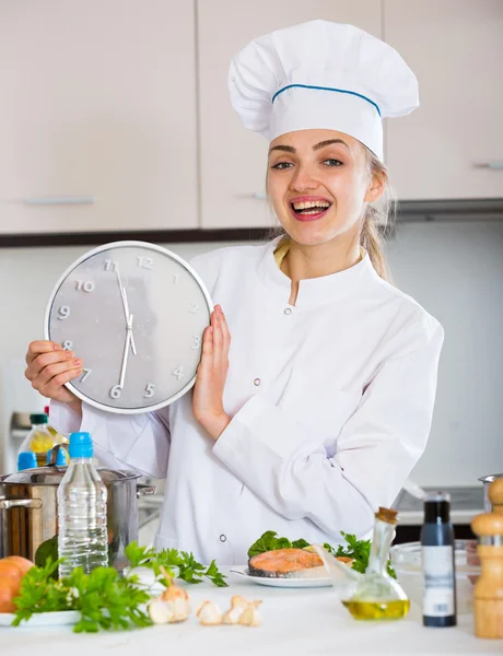 Cook bedrijf klok in de buurt van bereid zalm — Stockfoto