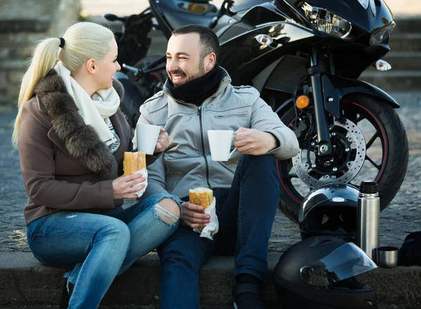 Paar trinkt Kaffee in der Nähe von Motorrad — Stockfoto