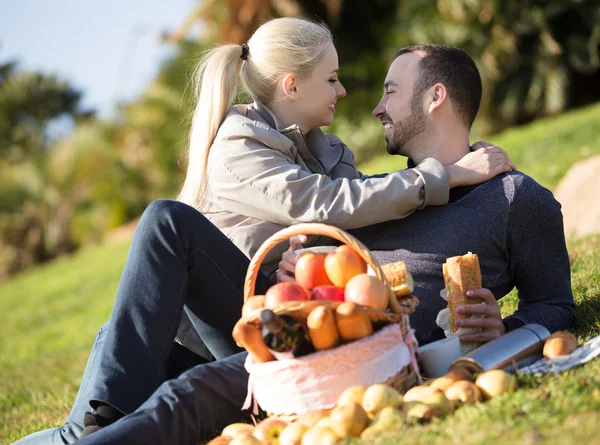 Paar faulenzt bei Picknick im Freien — Stockfoto