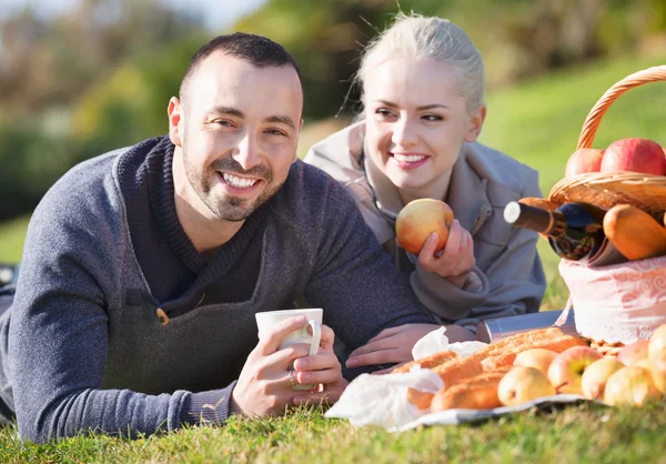 Angenehmes junges Paar plaudert — Stockfoto