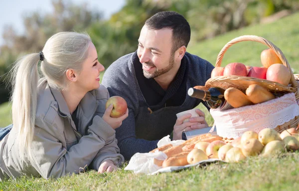 Dospělí s jablky v přírodě — Stock fotografie