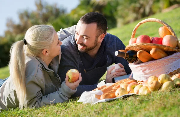 Liefdevolle jonge mooie paar chatten — Stockfoto