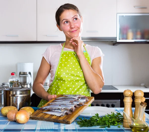 Felice casalinga cercando nuova ricetta — Foto Stock