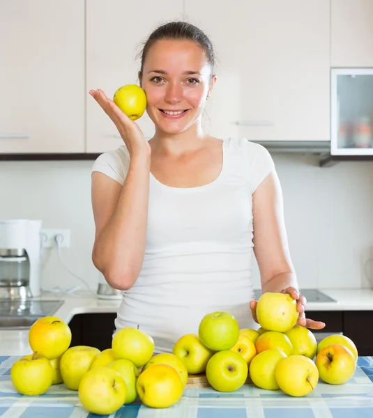 Girl prepares healthy food in kitchen — Stock Photo, Image