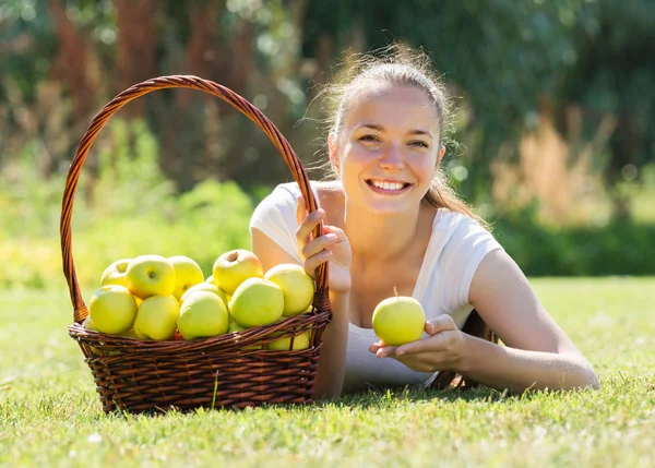 Femme avec panier de pommes — Photo