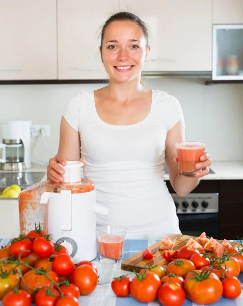 Girl making freshly squeezed juice — Stock Photo, Image