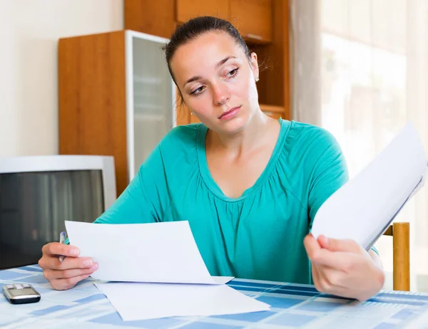 Femme mélancolique travaillant avec des documents — Photo