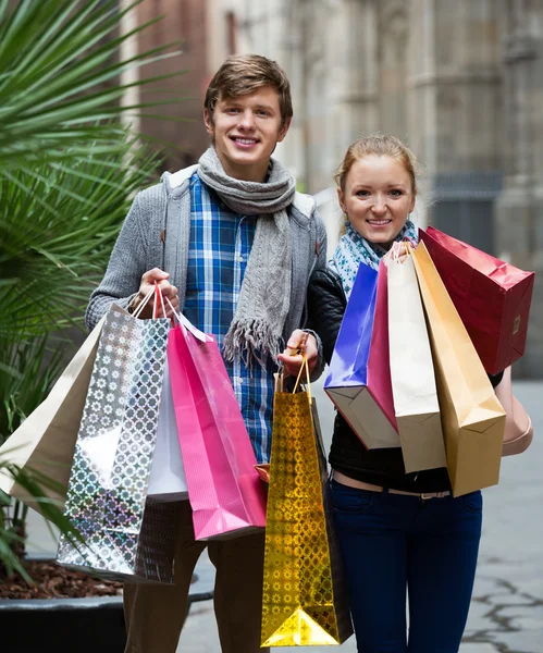 Pareja de viajeros con bolsas de compras —  Fotos de Stock