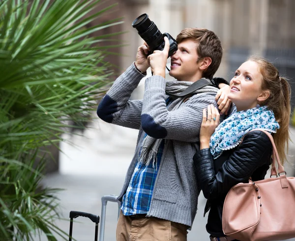 Homem e menina alegre com câmera de foto — Fotografia de Stock