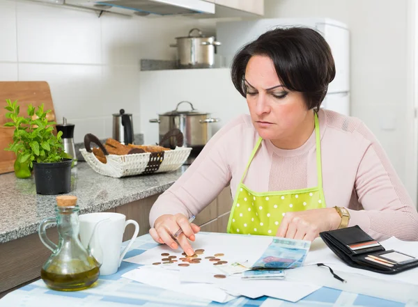 Miserable mujer contando dinero para el pago — Foto de Stock