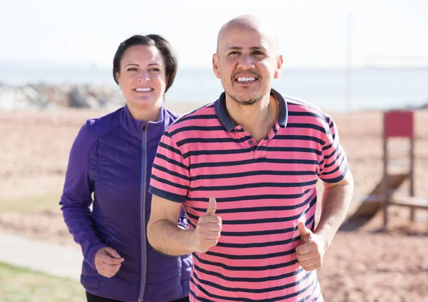 Pareja trotando juntos al aire libre —  Fotos de Stock