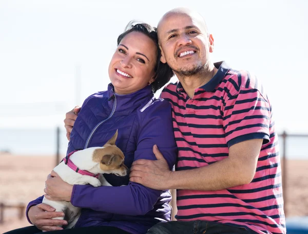 Reifes Paar mit kleinem Hund im Freien — Stockfoto