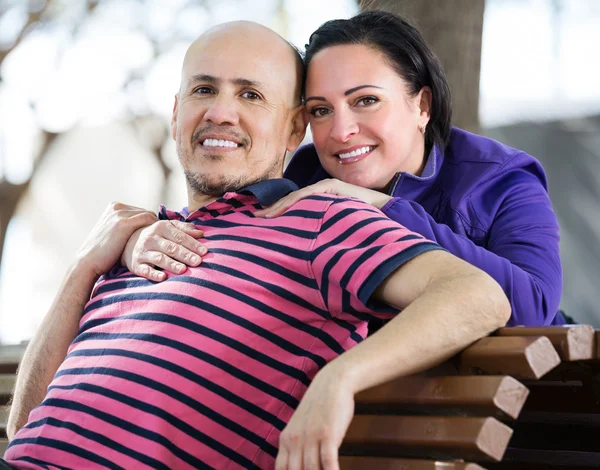 Casal sentado juntos no banco — Fotografia de Stock