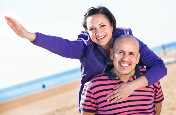 Casal desfrutando da praia — Fotografia de Stock