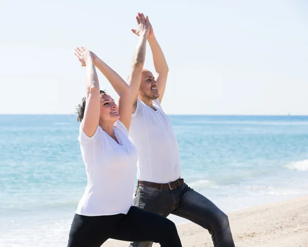 Man en vrouw samen oefenen — Stockfoto