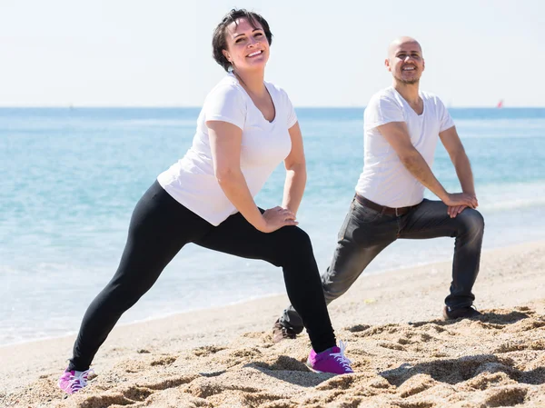 Uomo e donna che esercitano insieme — Foto Stock