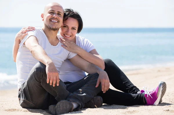 Koppel houden elkaar op het strand — Stockfoto