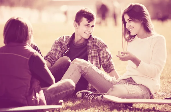 Adolescentes discutiendo algo — Foto de Stock