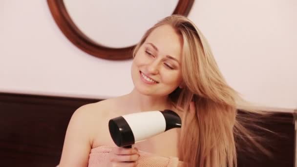 Mädchen trocknet ihre Haare — Stockvideo