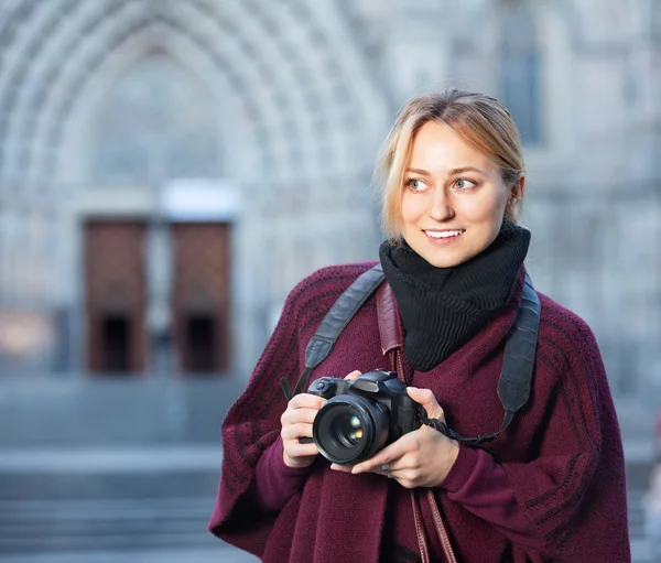 Woman looking and taking pictures — Stock Photo, Image