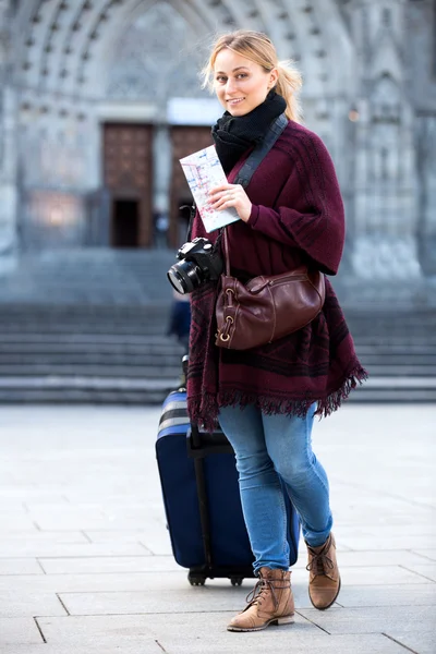 Vrouw lopen kijken nieuwsgierig in de stad — Stockfoto