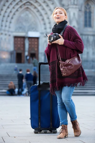 Vrouw op zoek en het nemen van foto 's — Stockfoto