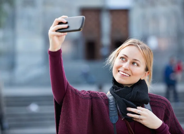 Meisje nemen foto met haar telefoon in de stad — Stockfoto