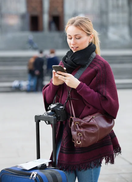 A lány keresi az irányt a telefonjával. — Stock Fotó