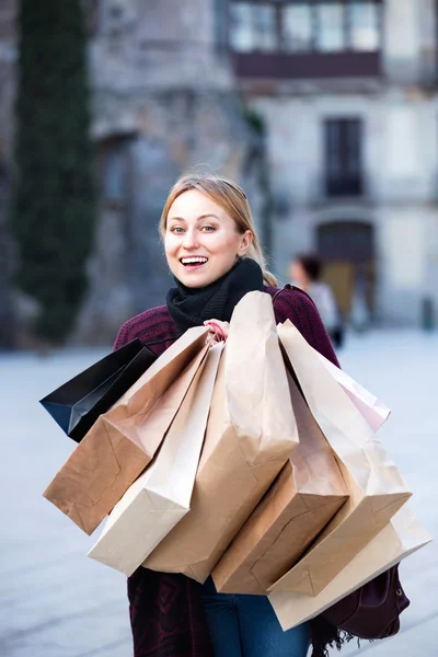 Chica con bolsas de sus compras —  Fotos de Stock