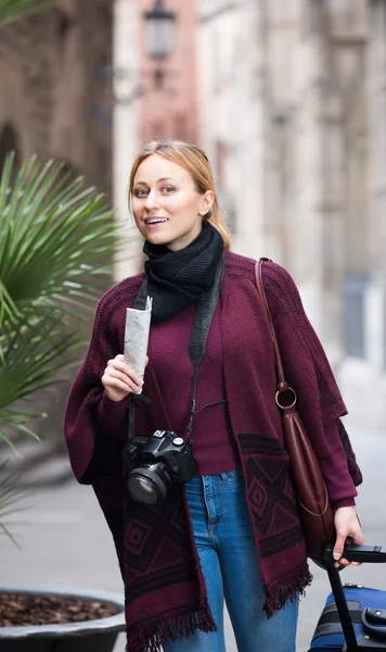 Toeristische meisje lopen met de reistas — Stockfoto