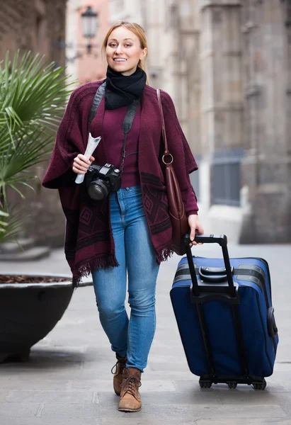 Menina turística andando com o saco de viagem — Fotografia de Stock