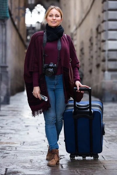 Turist kız seyahat çantası ile yürüyüş — Stok fotoğraf