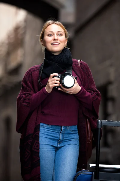 Chica sosteniendo la cámara en las manos y fotografiando — Foto de Stock