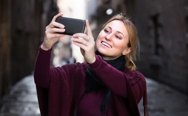 Jovem mulher tirando foto ao ar livre — Fotografia de Stock