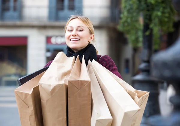 Fille tenant sacs en papier shopping — Photo