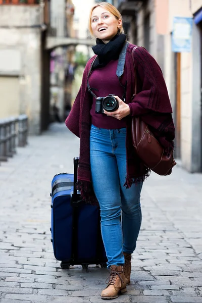 Žena hledá zvědavý ve městě — Stock fotografie