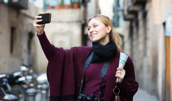 Menina segurando telefone e fotografar — Fotografia de Stock