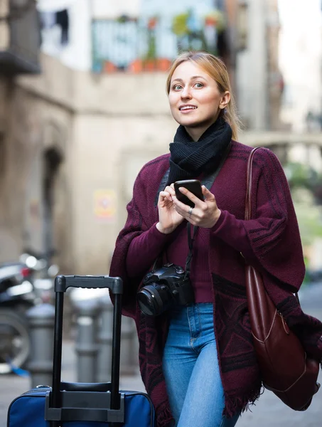Mujer joven con teléfono móvil al aire libre — Foto de Stock
