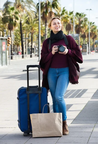 Meisje nemen foto met camera in de stad — Stockfoto