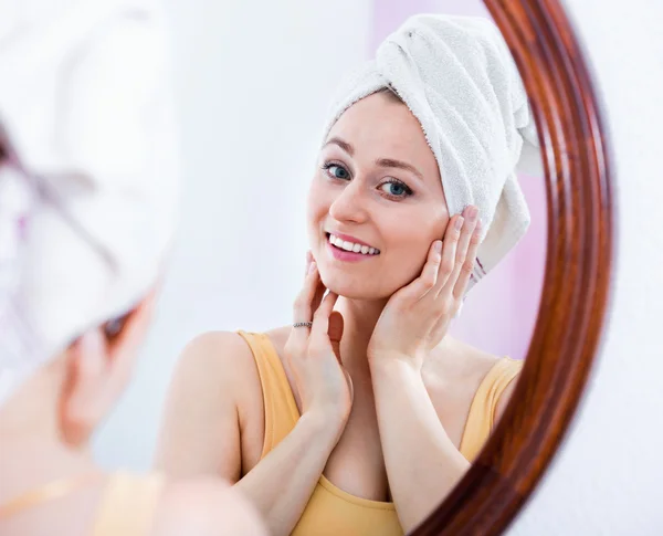 Woman came from the shower — Stock Photo, Image