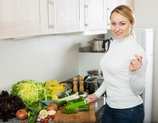女性が台所で野菜と一緒にポーズ — ストック写真