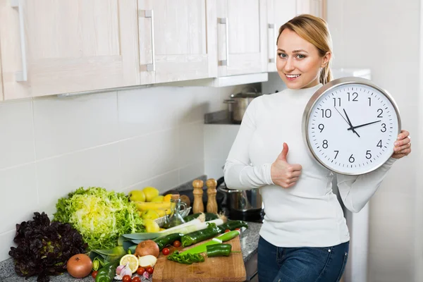 Gelukkig lachende vrouw bedrijf klokken — Stockfoto