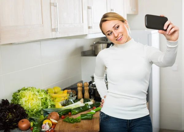 Vrouw nemen selfie thuis — Stockfoto