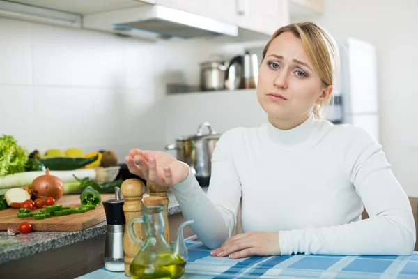 Porträtt av trött kvinna på köksbordet — Stockfoto