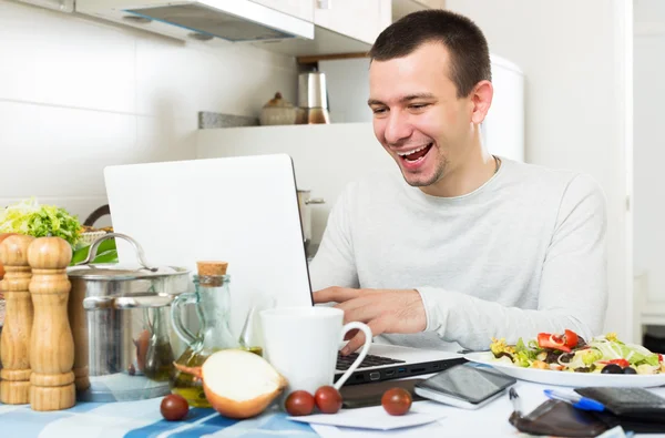 Freiberufler arbeitet mit Laptop — Stockfoto