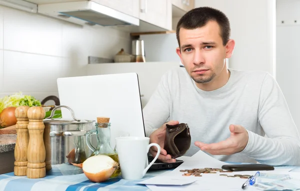 Ragazzo infelice con taccuino in cucina — Foto Stock