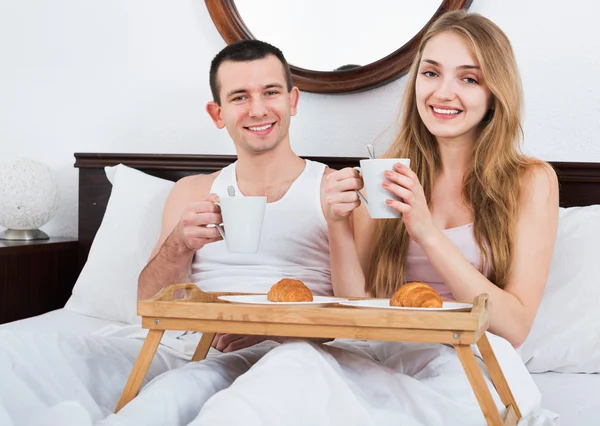 Man and girlfriend with tasty breakfast — Stock Photo, Image