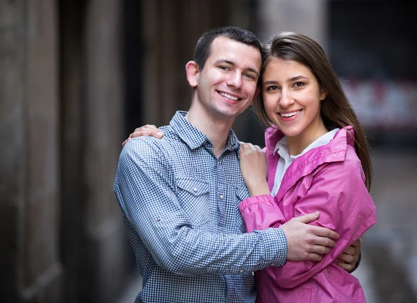 Couple étreignant à l'extérieur — Photo