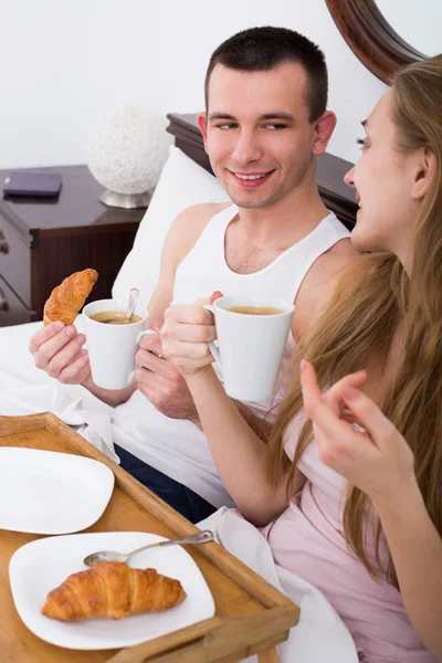 Giovane coppia avendo colazione sana — Foto Stock