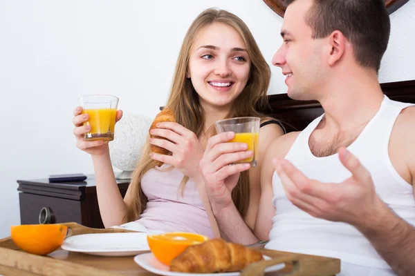 Couple having healthy breakfast — Stock Photo, Image